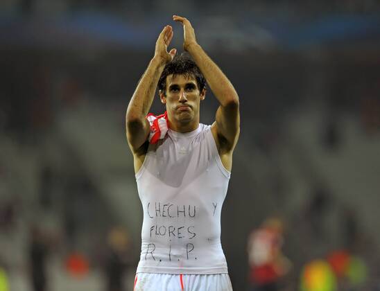 23.10.2012, Fussball Championsleague 2012 2013, Vorrundenspiel, OSC Lille (LOSC) - FC Bayern München, in Lille (Frankreich). Schlussjubel der Bayern, Javi Martinez (FC Bayern) mit Botschaft für einen toten Freund auf dem T-Shirt.