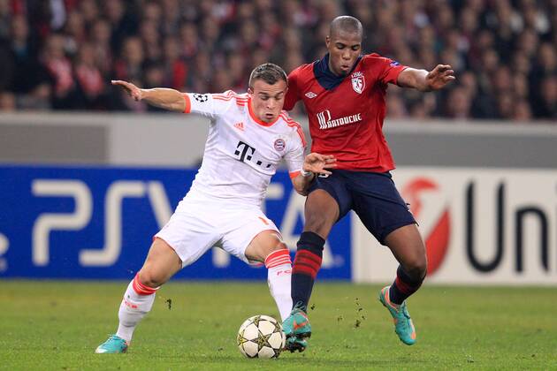 Xherdan SHAQIRI (FC Bayern München - 11) im Zweikampf mit Djibril SIDIBE (OSC Lille - 15) 23.10.2012 Fussball Champions League Vorrunde 3. Spieltag Gruppe F OSC Lille (Frankreich, France - FRA) - FC Bayern München (Deutschland - GER) Fussball Herren Saison 2012-2013