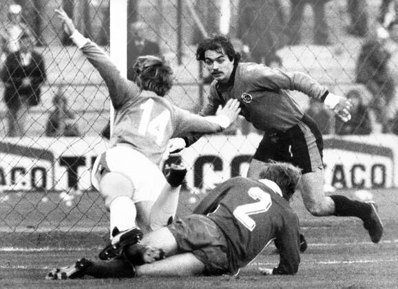 Peter Falter (TSV 1860) kommt gegen Dieter Brei zu Fall, dahinter Torwart Jörg Daniel (beide Fortuna Düsseldorf)
