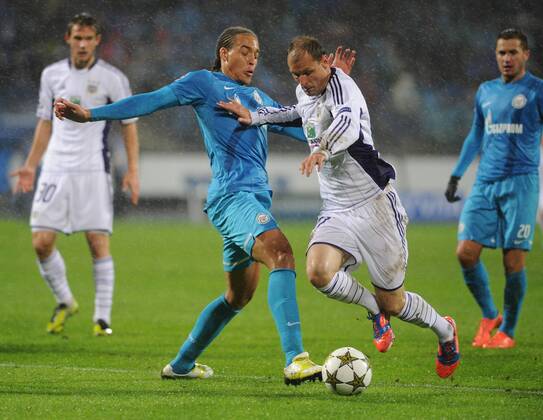 ST. PETERSBURG, RUSSIA. OCTOBER 24, 2012. FC Zenit s Axel Witsel and RSC Anderlecht s Milan Jovanovic (front L-R) in action in their UEFA Champions League game in St Petersburg.  0001 RE10BA54