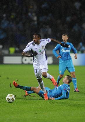 ST. PETERSBURG, RUSSIA. OCTOBER 24, 2012. RSC Anderlecht s Kanu, FC Zenit s Viktor Fayzulin and Sergey Semak (L-R) in action in their UEFA Champions League game in St Petersburg.  RE10BA4D