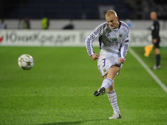 ST. PETERSBURG, RUSSIA. OCTOBER 24, 2012. RSC Anderlecht s Olivier Deschacht in action in a UEFA Champions League game vs. Russia in St Petersburg.  RE10BA4E