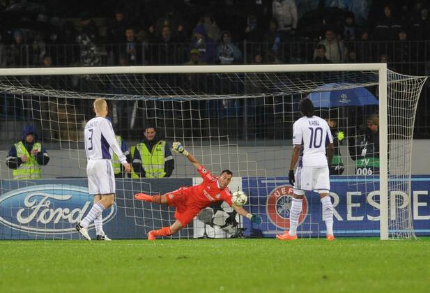 ST. PETERSBURG, RUSSIA. OCTOBER 24, 2012. RSC Anderlecht s Olivier Deschacht (L), Kanu (R) and goalkeeper Silvio Proto (C) in action in their UEFA Champions League game vs. Russia in St Petersburg.  RE10BA56