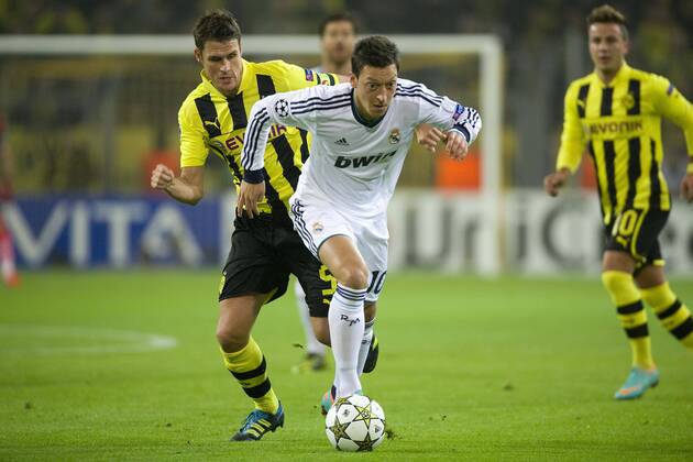 Sebastian KEHL (li., DO) gegen Mesut OEZIL (ÖZIL, RM), Aktion, Zweikampf, Fussball Champions League, Vorrunde 3. Spieltag, Borussia Dortmund (DO) - Real Madrid (RM), am 24.10.2012 in Dortmund Deutschland