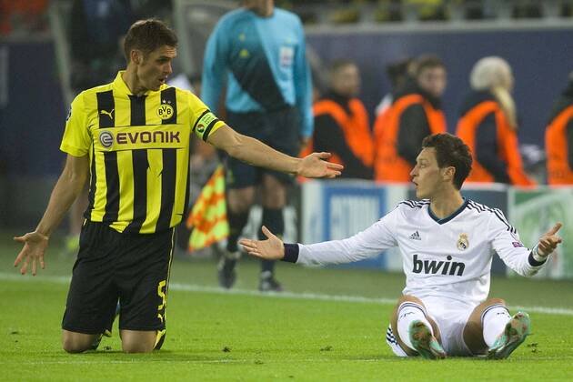 Sebastian KEHL (li., DO) und Mesut OEZIL (ÖZIL, RM) protestieren, Gestik, Geste, Fussball Champions League, Vorrunde 3. Spieltag, Borussia Dortmund (DO) - Real Madrid (RM), am 24.10.2012 in Dortmund Deutschland