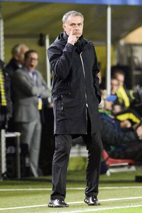 Trainer Jose MOURINHO (RM) gibt Anweisungen. Fussball Champions League, Vorrunde 3. Spieltag, Borussia Dortmund (DO) - Real Madrid (RM), am 24.10.2012 in Dortmund Deutschland Â