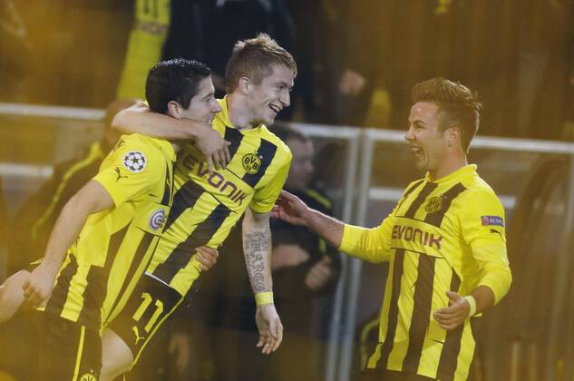 Robert LEWANDOWSKI; Nr.9 BVB jubelt nach dem Tor zum 1-0 mit Marco Reus, Nr.11 BVB, Mario GÖTZE (GOETZE), Nr. 10 BVB Jubel, Freude, Emotionen, Feiern, Lachen, jubelt, freuen, reisst die Arme hoch, ballt die Faust BORUSSIA DORTMUND - REAL MADRID C.F. ( - ) Fussball UEFA Champions League, Gruppenphase in Dortmund am 24.10.2012 CL Saison 2012 2013
