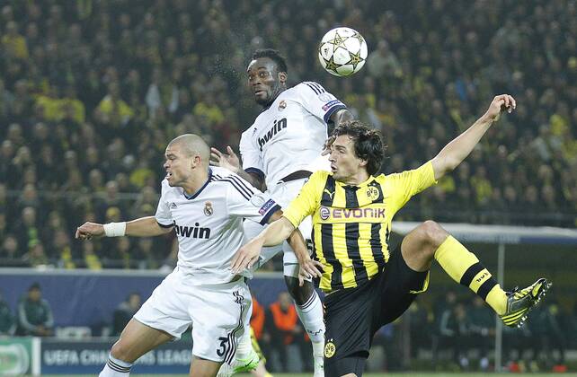 Mats HUMMELS Nr. 15 BVB im Kopfballduell, Aktion, mit PEPE , Real 3, Michael ESSIEN , Real 15 Aktion, Zweikampf, Spielszene, Tackling, Ball BORUSSIA DORTMUND - REAL MADRID C.F. ( - ) Fussball UEFA Champions League, Gruppenphase in Dortmund am 24.10.2012 CL Saison 2012 2013