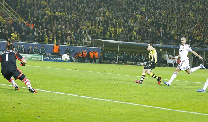 Robert LEWANDOWSKI; Nr.9 BVB schiesst das Tor zum 1-0 gegen Iker CASILLAS , 1 Real ,Aktion, Einzelbild, Torschuss BORUSSIA DORTMUND - REAL MADRID C.F. ( - ) Fussball UEFA Champions League, Gruppenphase in Dortmund am 24.10.2012 CL Saison 2012 2013