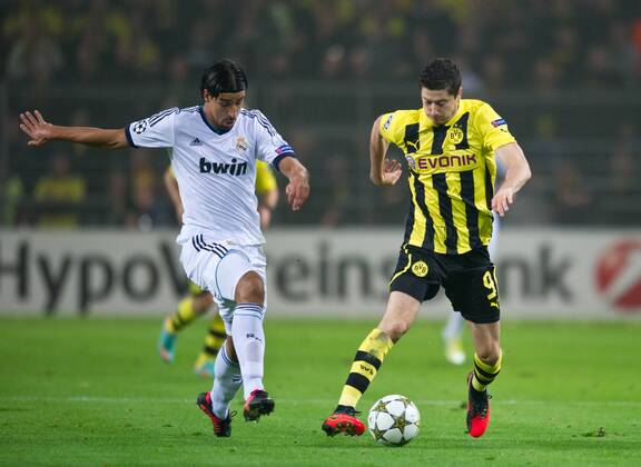 Robert LEWANDOWSKI (r DOR) - Sami KHEDIRA (MAD) Fussball international - UEFA Championsleague Saison 2012 2013, Gruppenphase: Borussia Dortmund - Real Madrid in Dortmund, Deutschland am 24.10.2012,