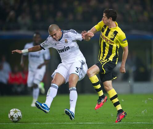 Robert LEWANDOWSKI (r DOR) - PEPE (MAD) Fussball international - UEFA Championsleague Saison 2012 2013, Gruppenphase: Borussia Dortmund - Real Madrid in Dortmund, Deutschland am 24.10.2012,