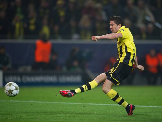 Tor zum 1-0: Torschütze Robert LEWANDOWSKI (DOR) zieht ab! Fussball international - UEFA Championsleague Saison 2012 2013, Gruppenphase: Borussia Dortmund - Real Madrid in Dortmund, Deutschland am 24.10.2012,