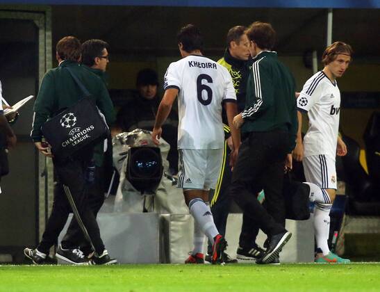 Sami Khedira verläßt verlaesst verletzt das Spielfeld Auswechselung BvB Borussia Dortmund - Real Madrid 24.10.2012 Fußball Fussball Signal-Iduna-Park Dortmund Herren UEFA Championsleague Saison 2012 2013