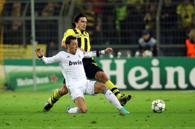 Mesut Oezil Özil , Mats Hummels Zweikampf Aktion Spielszene BvB Borussia Dortmund - Real Madrid 24.10.2012 Fußball Fussball Signal-Iduna-Park Dortmund Herren UEFA Championsleague Saison 2012 2013