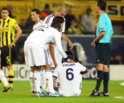Angel Di Maria, Pepe, Sami Khedira Aktion Sami Khedira verletzt am Boden BvB Borussia Dortmund - Real Madrid 24.10.2012 Fußball Fussball Signal-Iduna-Park Dortmund Herren UEFA Championsleague Saison 2012 2013