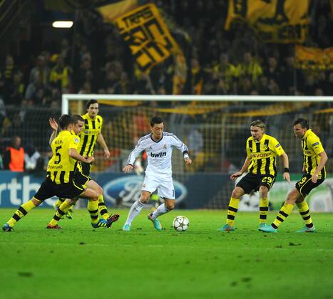 24. Oktober 2012: Dortmund, Signal-Iduna-Park: Fussball UEFA Champions League: Borussia Dortmund - Real Madrid: Madrids Mesut Özil (Mitte) setzt sich gegen die fünf Dortmunder Sven Bender, Mats Hummels, Sebastian Kehl, Marcel Schmelzer und Kevin Grosskreutz (von links nach rechts) durch.