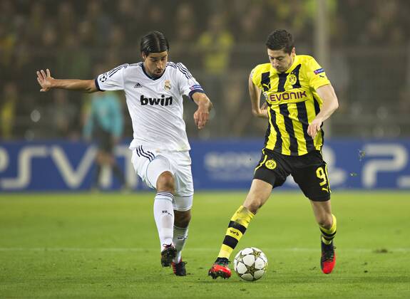 Dortmund, 24.10.2012, Signal-Iduna-Park Sami Khedira (Madrid), Robert Lewandowski (BvB) Borussia Dortmund - Real Madrid