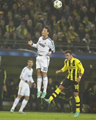 Dortmund, 24.10.2012, Signal-Iduna-Park Mesut Özil (Madrid), Mario Götze (BvB) Borussia Dortmund - Real Madrid