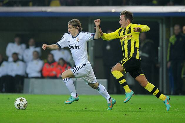 Fußball Champions League Borussia Dortmund - Real Madrid am 24.10.2012 im Signal Iduna Park in Dortmund Luka Modric ( Madrid ), links - Mario Götze ( Dortmund ), rechts