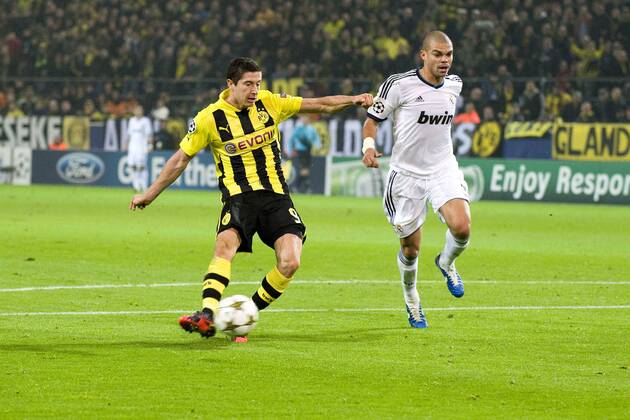 Tor zum 1:0 Torschütze Robert LEWANDOWSKI (DO) mit dem Schuss zum 1:0. Fussball Champions League, Vorrunde 3. Spieltag, Borussia Dortmund (DO) - Real Madrid (RM), am 24.10.2012 in Dortmund Deutschland