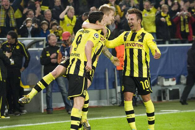 Jubel Torjubel Torschütze Robert LEWANDOWSKI (DO, links) jubelt nach seinem Tor zum 1:0 mit Marco REUS (DO) und Mario GOETZE (GÖTZE, DO). Fussball Champions League, Vorrunde 3. Spieltag, Borussia Dortmund (DO) - Real Madrid (RM), am 24.10.2012 in Dortmund Deutschland Â