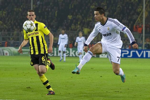 Cristiano RONALDO (re., RM) schiesst das Tor zum 1:1 Ausgleich für Real Madrid, Sven BENDER (DO) kommt zu spät, Aktion Fussball Champions League, Vorrunde 3. Spieltag, Borussia Dortmund (DO) - Real Madrid (RM), am 24.10.2012 in Dortmund Deutschland
