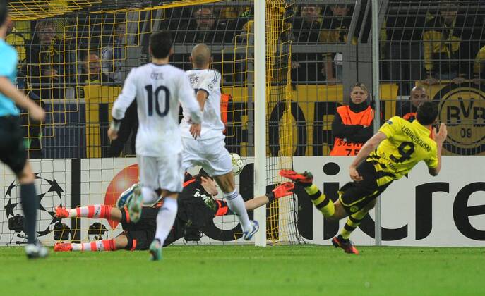 24-10-2012, Fussball, Saison 2012-2013, UEFA Champions League, Gruppenphase, Borussia Dortmund - Real Madrid, Robert Lewandowski (Borussia Dortmund), re., erzielt gegen Torhüter Iker Casillas (Real Madrid) das Tor zum 1-0