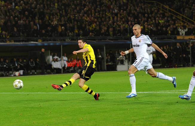 24-10-2012, Fussball, Saison 2012-2013, UEFA Champions League, Gruppenphase, Borussia Dortmund - Real Madrid, Robert Lewandowski (Borussia Dortmund), li., erzielt mit diesem Schuss das Tor zum 1-0, Pepe (Real Madrid), re., kommt zu spät