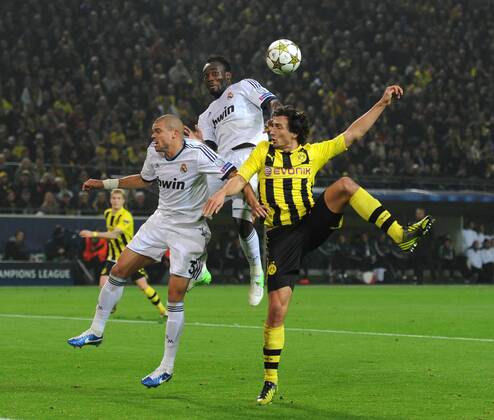 24-10-2012, Fussball, Saison 2012-2013, UEFA Champions League, Gruppenphase, Borussia Dortmund - Real Madrid, v.li., Pepe (Real Madrid), Michael Essien (Real Madrid) und Mats Hummels (Borussia Dortmund)