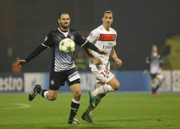 Zagreb, Stadion Maksimir, 10 24 12, - UEFA Champion League 2012 13 season, Group A GNK Dinamo Zagreb (blue) - Paris Saint-Germain FC (white). Josip SIMUNIC (4-Dinamo) and Zlatan IBRAHIMOVIC, (18-PSG)