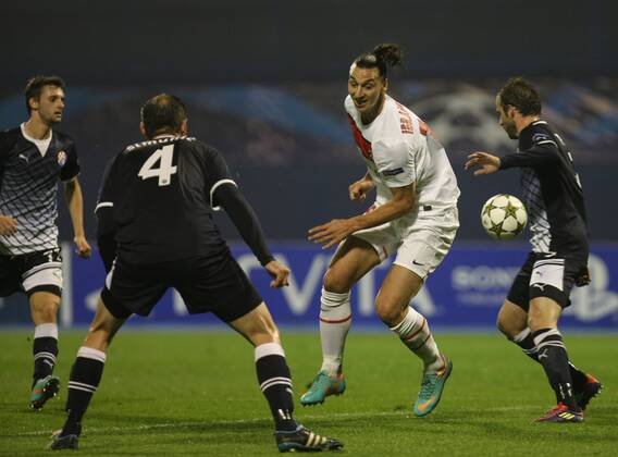 Zagreb, Stadion Maksimir, 10 24 12, - UEFA Champion League 2012 13 season, Group A GNK Dinamo Zagreb (blue)- Paris Saint-Germain FC (white). Zlatan IBRAHIMOVIC, (18-PSG) and Josip SIMUNIC (4-Dinamo)