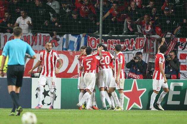 Jubel Olympiakos Piräus mit Fans - RichardGosselinxPanoramic 