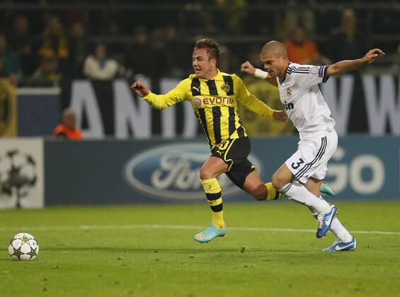 Dortmund,CL,Borussia Dortmund-Real Madrid 2-1 am 24.10.2012 Mario GOETZE (GÖTZE) (BVB)-li.- entkommt PEPE (Real Madrid) re.-