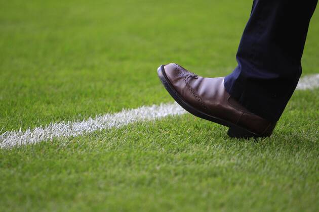 Football - soccer: first division germany, 1. Bundesliga 2012 2013, Ein Trainer tritt mit seinen braunen Lederschuhen an die Seitenlinie vor xHOCHxZWEIx xPhilippxSzyzax