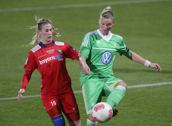 VfL Wolfsburg (GER) vs. Roa IL (NOR) v.l. (10 Roa) Madeleine Giske im Duell mit Alexandra Popp (VfL Wolfsburg)