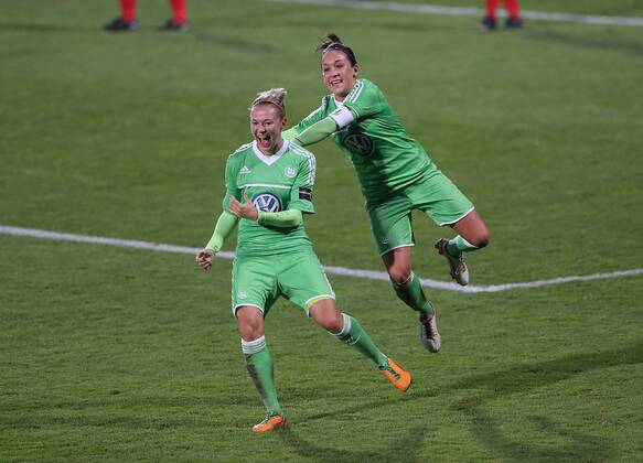 VfL Wolfsburg (GER) vs. Roa IL (NOR) Torjubel 2-1 Zsanett Jakabfi (VfL Wolfsburg), rechts gratuliert im Sprung Nadine Kessler (VfL Wolfsburg)
