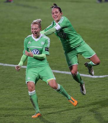 VfL Wolfsburg (GER) vs. Roa IL (NOR) Torjubel 2-1 Zsanett Jakabfi (VfL Wolfsburg), rechts gratuliert im Sprung Nadine Kessler (VfL Wolfsburg)