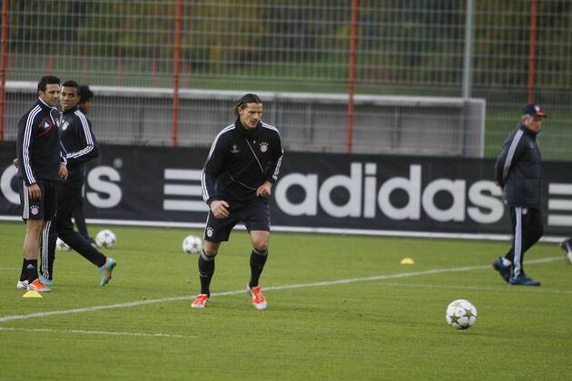 Daniel Van Buyten, Claudio PIzarro und Luis Gustavo FOOTBALL : Conference et entrainement Bayern Munich - Champions League - 06 11 2012 GwendolineLeGoff Panoramic 