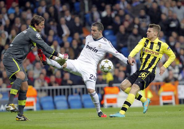 CF Real Madrid - BVB Borussia Dortmund Roman Weidenfeller - Lukasz Piszczek - Gonzalo Higuain 
