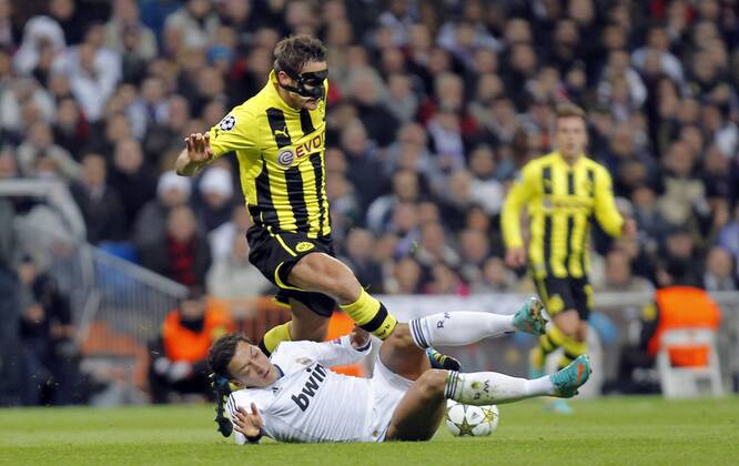 CF Real Madrid - BVB Borussia Dortmund Mesut Özil - Sebastian Kehl mit Maske 