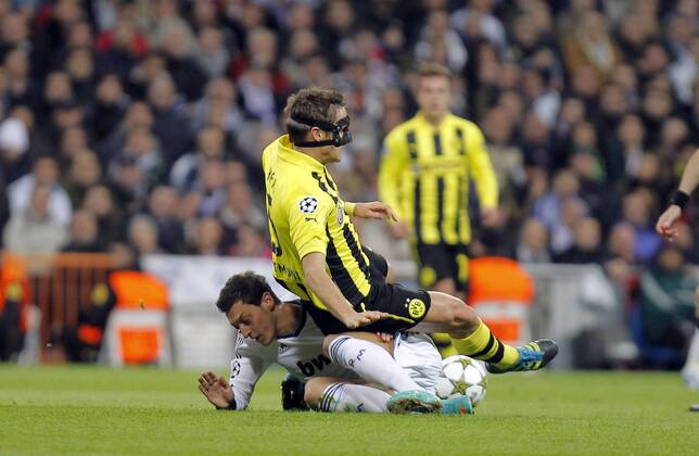 CF Real Madrid - BVB Borussia Dortmund Mesut Özil - Sebastian Kehl mit Maske 