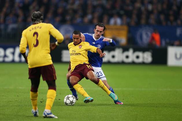 Fußball Champions League Schalke 04 - FC Arsenal in der Veltins-Arena in Gelsenkirchen Bacary Sagna ( Arsenal ), links - Theo Walcott ( Arsenal ), mitte - Christian Fuchs ( Schalke ), rechts