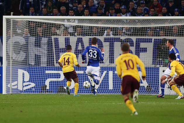 Fußball Champions League Schalke 04 - FC Arsenal in der Veltins-Arena in Gelsenkirchen Torschuss zum 0:1 durch Theo Walcott ( Arsenal ), links