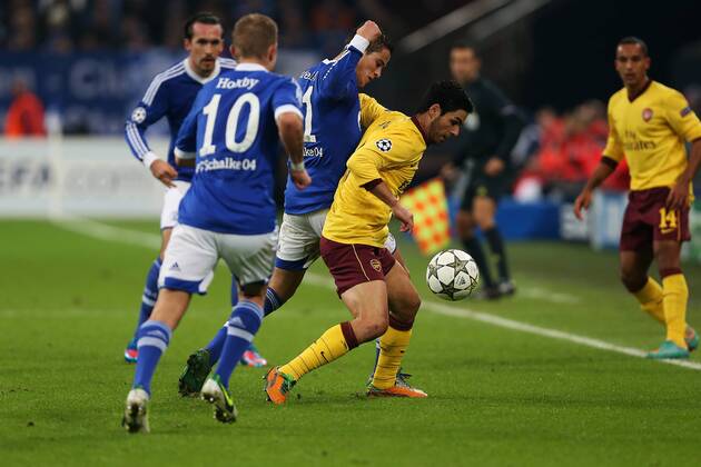 Fußball Champions League Schalke 04 - FC Arsenal am 06.11.2012 in der Veltins-Arena in Gelsenkirchen Lewis Holtby ( Schalke ), links - Ibrahim Afellay ( Schalke ), mitte - Mikel Arteta ( Arsenal ), rechts
