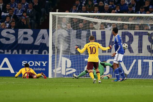 Fußball Champions League Schalke 04 - FC Arsenal in der Veltins-Arena in Gelsenkirchen Tor zum 0:2 durch Olivier Giroud ( Arsenal ), links