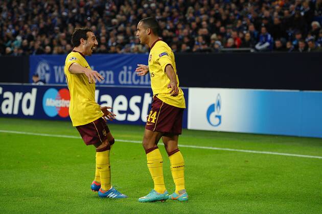 Fußball Champions League Schalke 04 - FC Arsenal am 06.11.2012 in der Veltins-Arena in Gelsenkirchen Torjubel Arsenal zum 0:1 durch Theo Walcott ( Arsenal ), rechts - Santi Cazorla ( Arsenal ), links