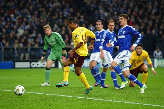 Fußball Champions League Schalke 04 - FC Arsenal am 06.11.2012 in der Veltins-Arena in Gelsenkirchen Torschuss zum 0:1 durch Theo Walcott ( Arsenal )