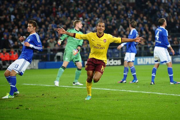 Fußball Champions League Schalke 04 - FC Arsenal am 06.11.2012 in der Veltins-Arena in Gelsenkirchen Torjubel Arsenal zum 0:1 durch Theo Walcott ( Arsenal )