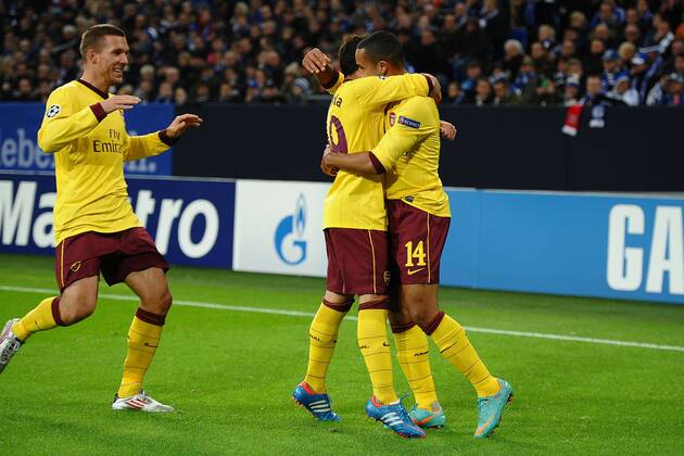 Fußball Champions League Schalke 04 - FC Arsenal am 06.11.2012 in der Veltins-Arena in Gelsenkirchen Torjubel Arsenal zum 0:1 durch Theo Walcott ( Arsenal ) Lukas Podolski ( Arsenal ), links - Santi Cazorla ( Arsenal ), mitte - Theo Walcott ( Arsenal ), rechts