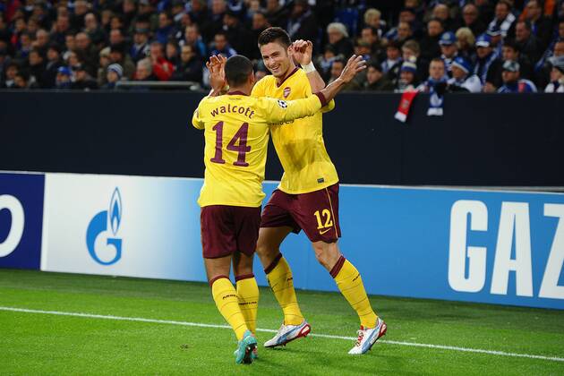 Fußball Champions League Schalke 04 - FC Arsenal am 06.11.2012 in der Veltins-Arena in Gelsenkirchen Torjubel Arsenal zum 0:2 - Theo Walcott ( Arsenal ), vorne - Olivier Giroud ( Arsenal ), hinten